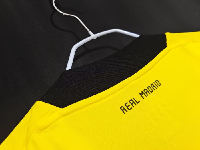 Real Madrid Retro Yellow Goalkeeper Jersey 2011/12 - Image 11